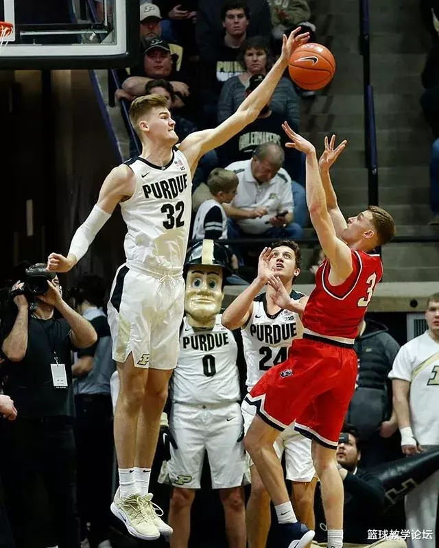 美国大学生体育协会■抢疯了！一天接到26个邀请电话！他是NCAA最火的球员