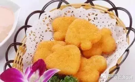 汉堡：吃肯德基时，为何餐盘上总垫一张纸，服务员：很多人“不懂装懂”