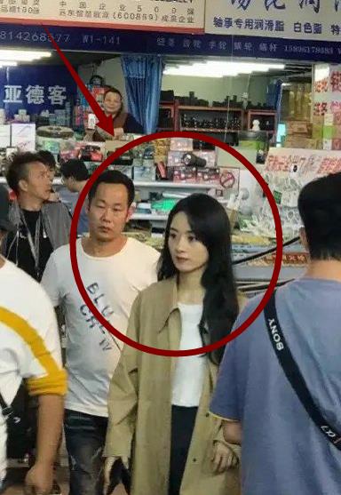 赵丽颖|赵丽颖上商场被抓拍，离开打光精修后，这颜值路人都不敢相信