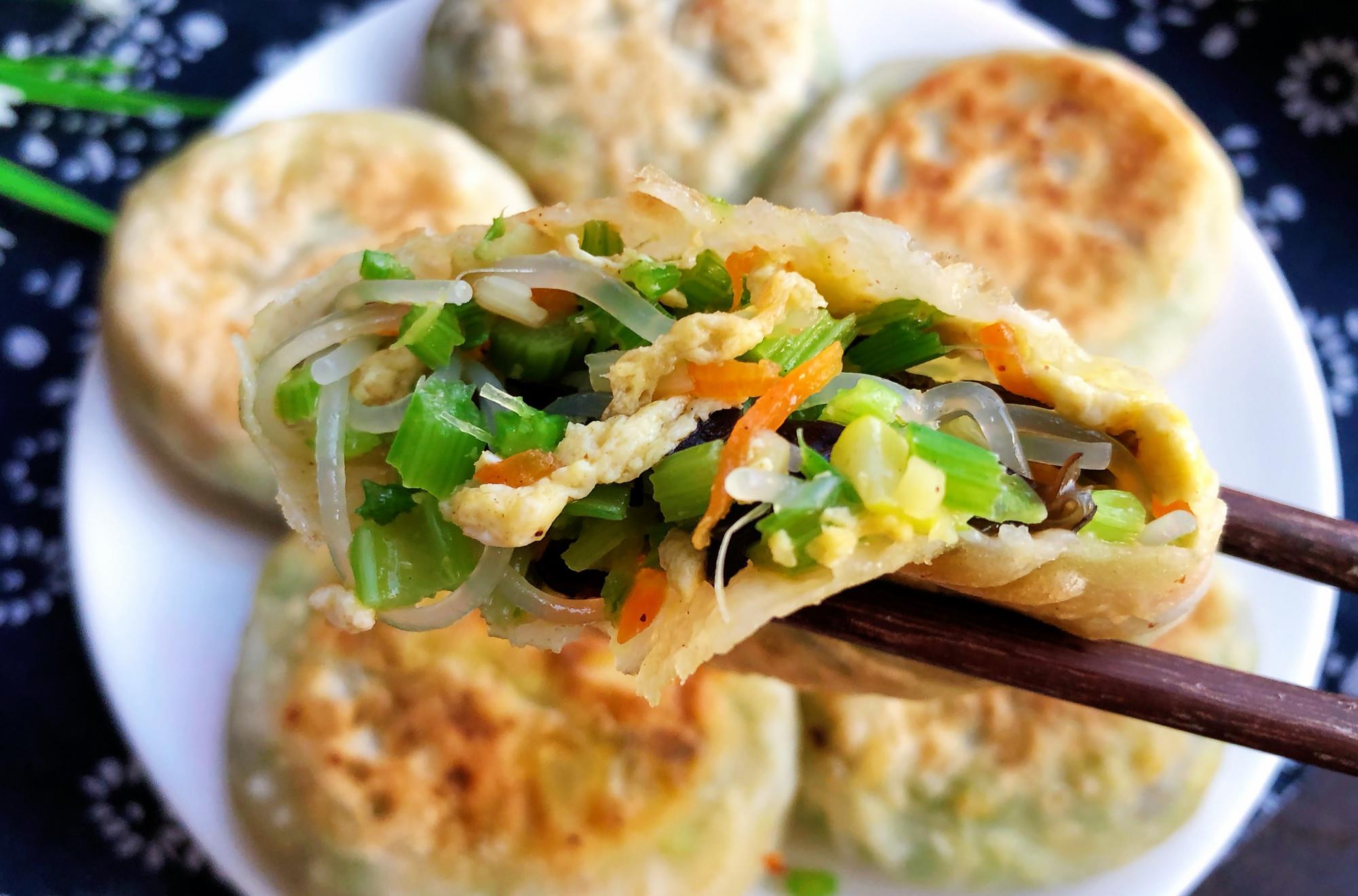 芹菜:早餐,我家迷上了吃它,无需揉面和面,10分钟上桌,皮薄馅大好吃