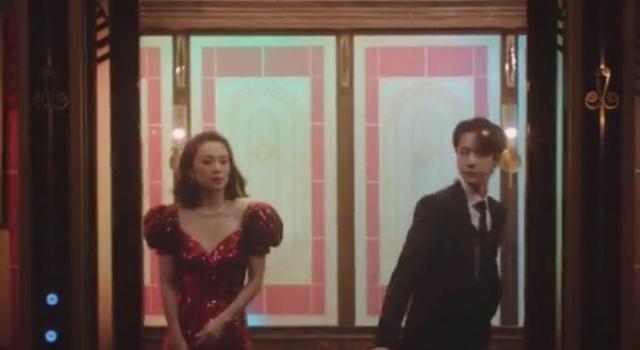 王一博和章子怡拍MV，兩人上演電梯浪漫，這眼神太“曖昧”瞭-圖2