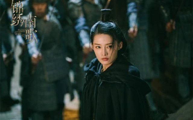 「李沁」李沁《锦绣南歌》刚播不久，又一部古装剧将上线，坐拥两大帅哥