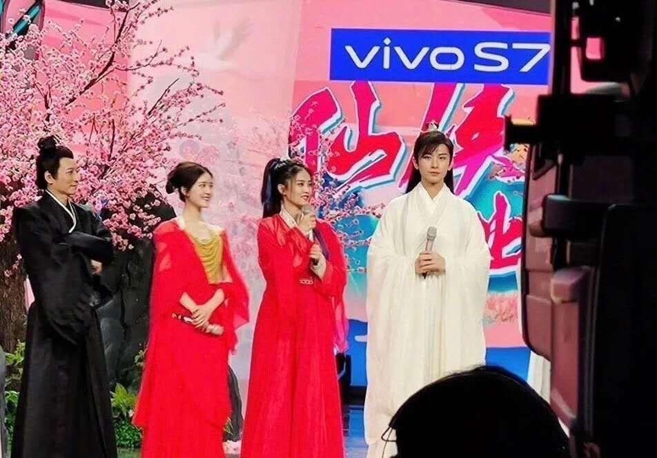 赵露思|成毅与赵露思合体录制《快乐大本营》，司凤与陈芊芊演起了对手戏