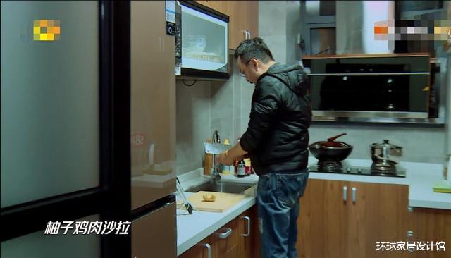 『汪涵』汪涵首曝家中字画挂满墙，住房龄20年旧家属区，与何炅家风格迥异