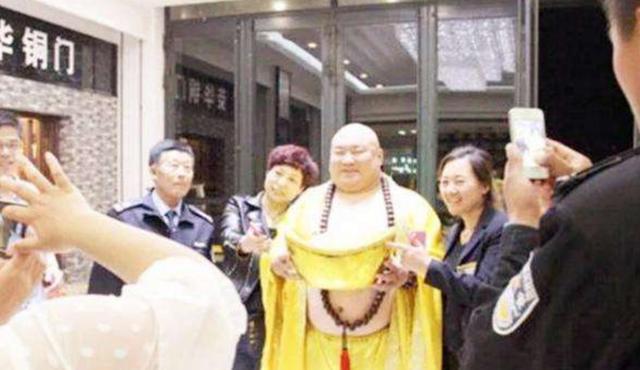 墨语笙歌|那位外貌神似弥勒佛的小伙,被富婆看上带回家“供养”,结局咋样