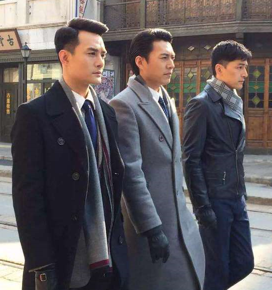 胡歌|《伪装者》开播五周年 “明家兄弟”靳东胡歌合影