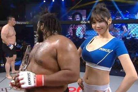 ▲魔鬼身材的举牌女郎，年薪15万不够花，为挣钱找球星做兼职