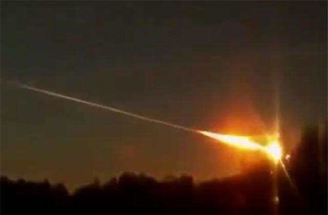 「陨石」7年前即将坠落在地球的陨石，被不明飞行物击毁，有人保护地球？