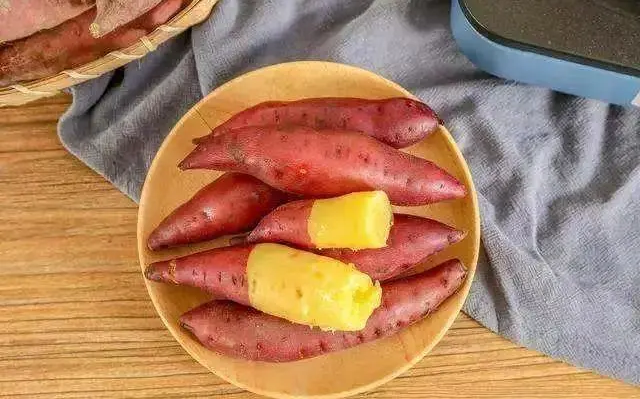 「红薯」蒸红薯时，直接蒸是不对的，用上两个技巧，红薯更香甜可口