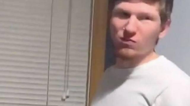 全球每日趣闻 海外女子展示丈夫独特的吃披萨方式，网友威胁赶快报警