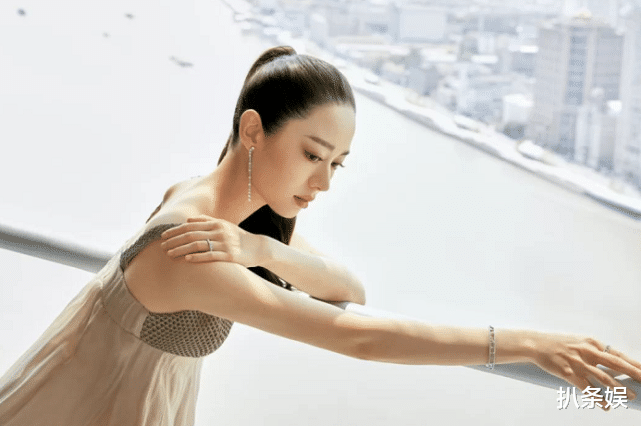 「郑源」吉娜晒郎朗视角自弹自唱，针织衣配皮裤秀火辣身材，却被钢琴抢镜