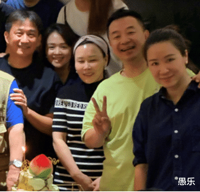 黄海波|黄磊海清为恩师庆八十大寿，谁注意黄海波站哪了？网友：娱乐圈真现实！