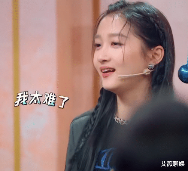 #关晓彤#关晓彤生理期被泼水，妆容掉一半后脸色苍白，现场瞬间鸦雀无声