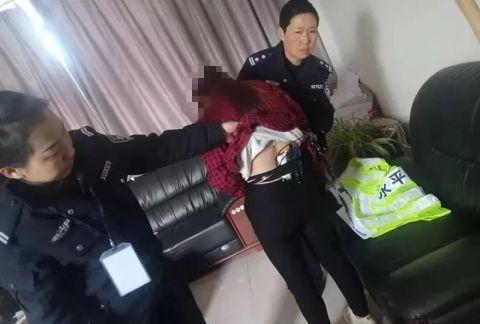 大理一女子在驾考科目一时用“高科技”电子设备作弊，结果着了！