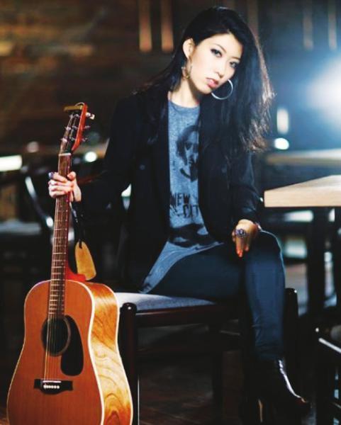 曲婉婷■母亲贪污3.5亿,与温哥华市长结婚,曲婉婷活在自己的歌声里