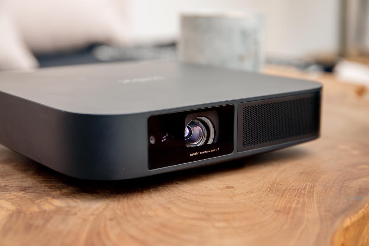 投影仪|国货打破投显业天花板，2999令极米想退游？网友：良心之作