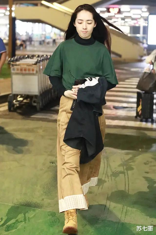 郭碧婷@郭碧婷玩起“富婆风”，金色裙配大波浪，学向太不成，反丢好衣品
