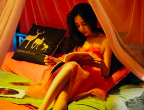 「李小璐」李小璐首次直播翻车，评论区沦陷槽点太多，全程低头不敢看弹幕