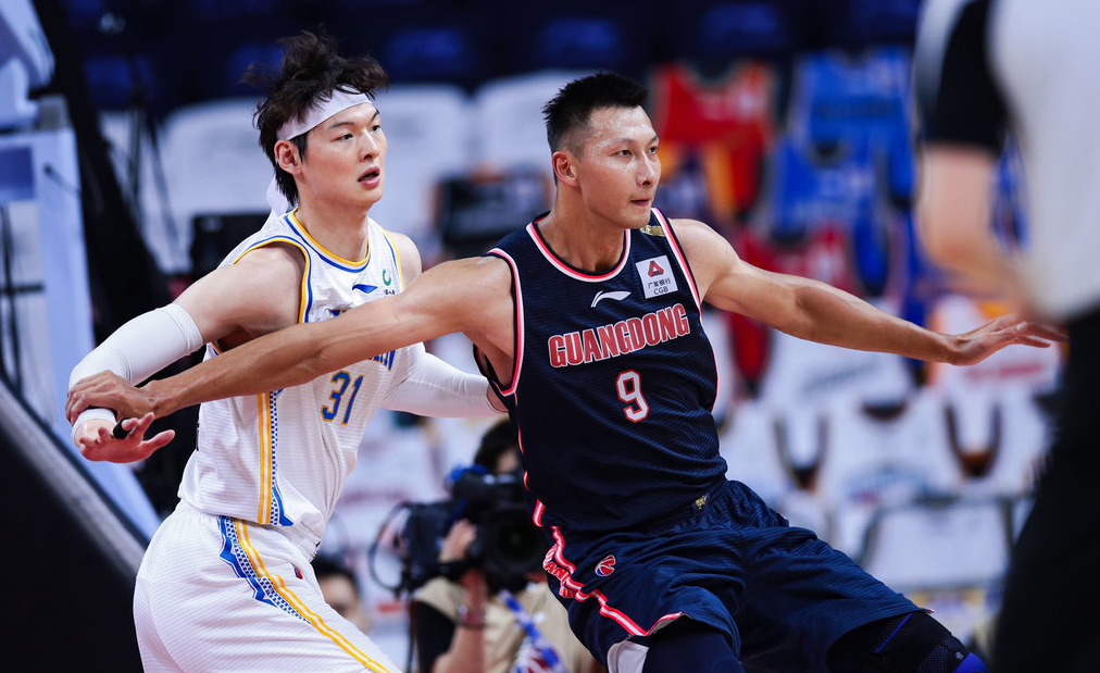 『姚明』无视姚明规定!国手MVP怒摔矿泉水+提前8分钟退场,估计要重罚