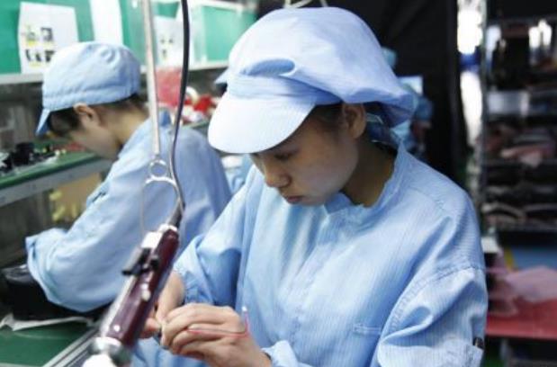 『富士康』苹果正式宣布，富士康“祸从天降”？网友：郭台铭坐不住了