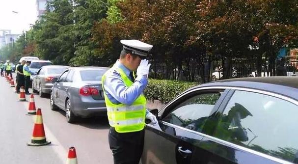 「驾照」开车被查忘带驾照怎么办？交警：能拿出这3个“法宝”，就没事