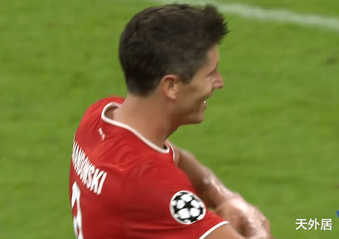 莱万|总分1-7大惨案！莱万2传2射独造4球踢疯了，把英超劲旅踢成筛子