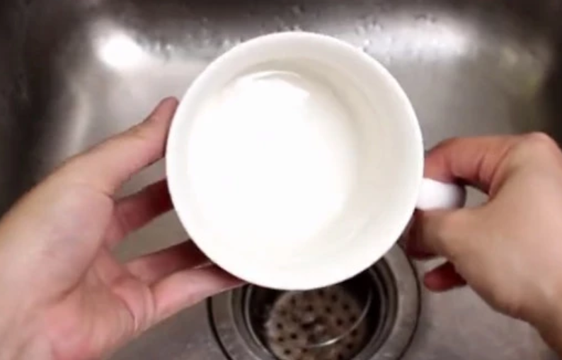 「口腔健康」把牙膏涂抹在手上，解决了千家万户的烦恼，如果早点知道就好了