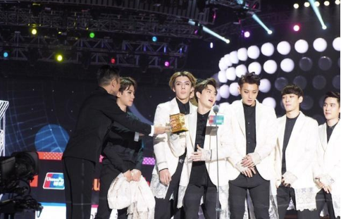 【刘德华】当年那个单手接刘德华奖杯,满脸不屑的小鲜肉,他现状如何?