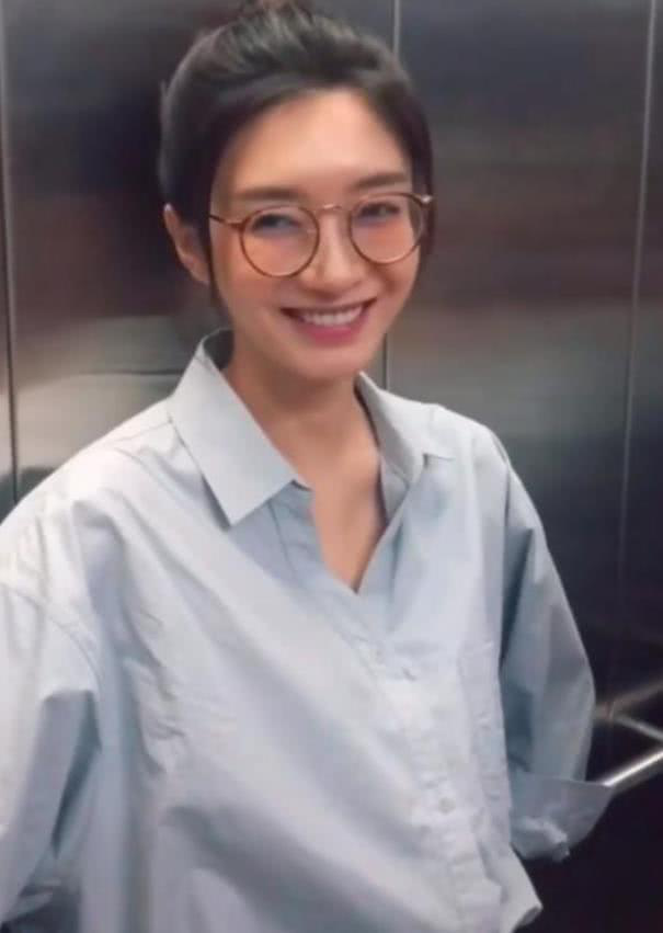 #胡歌#江疏影“真人”长啥样?当看到纯素颜的她,胡歌眼光是个谜