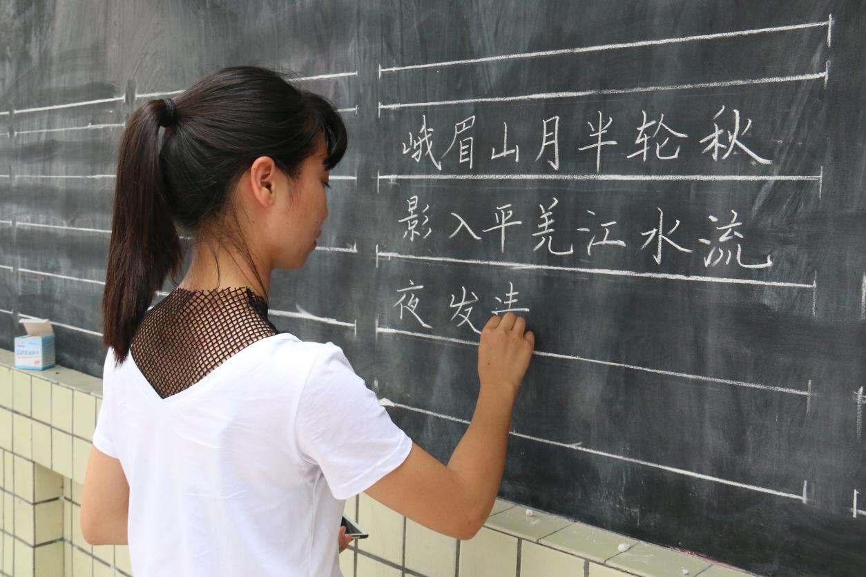 教师|毕业想当老师,那专业要选好,这8个专业当教师比例较高,值得报