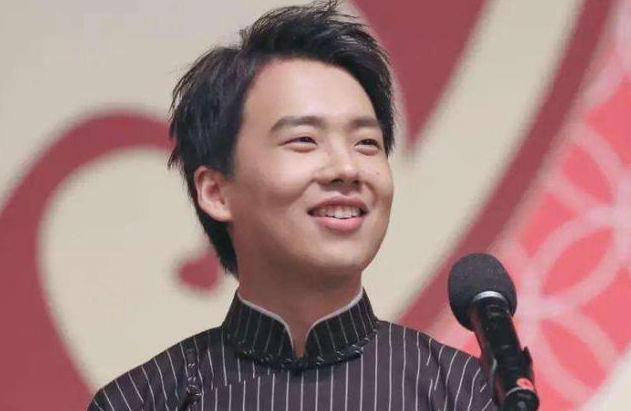 郭麒麟▲郭麒麟抱张天爱做游戏,手放的位置亮了,让整个娱乐圈情何以堪