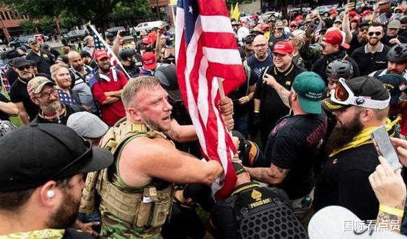 [美国]“白人滚出美国”！美“起义军”与白人激战一夜，白人被打脑出血