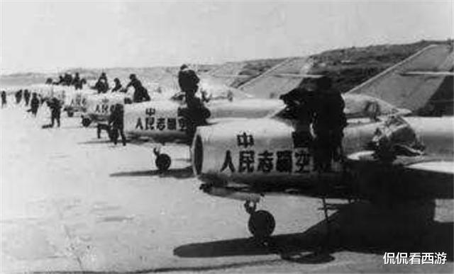 核弹头|中国飞行员叛逃,结果敌方无人接应,最后撞山机毁人亡