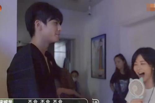 谭松韵|宋威龙公主抱谭松韵很甜？出镜头下一秒，这才是演员真实关系