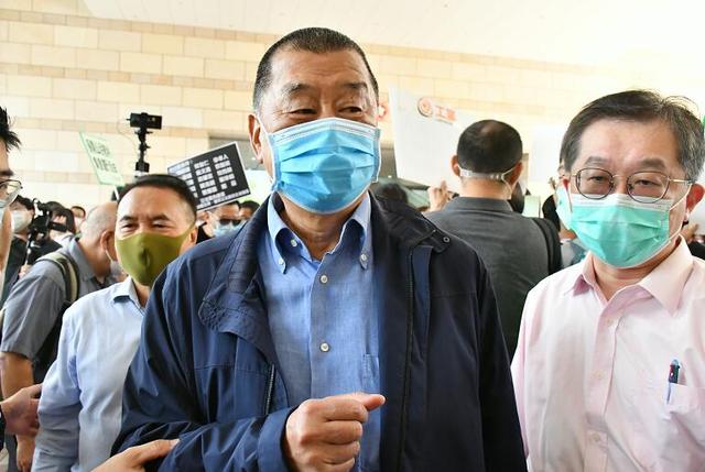 「黎智英」乱港头目黎智英今日再受审，市民高喊“打倒卖国贼”