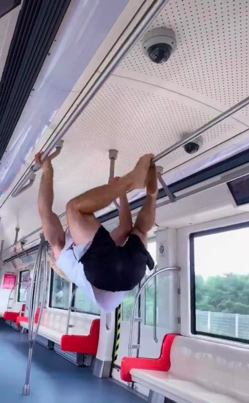 沈阳晚报|年轻情侣竟在大连地铁上干这事，还拍视频发到网上，网友怒了！