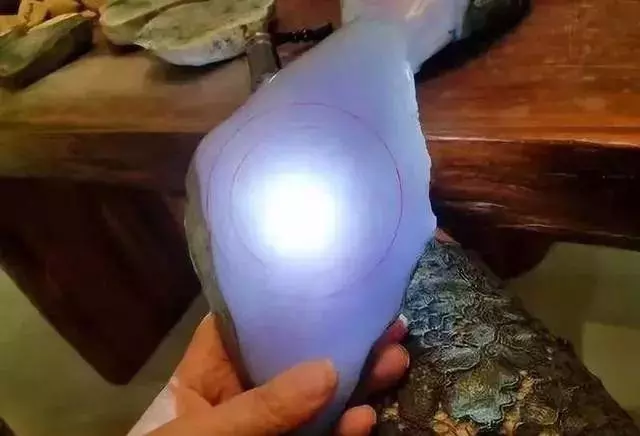 「翡翠」标价2万的翡翠原石无人问津，识货行家却一眼相中，大涨特涨