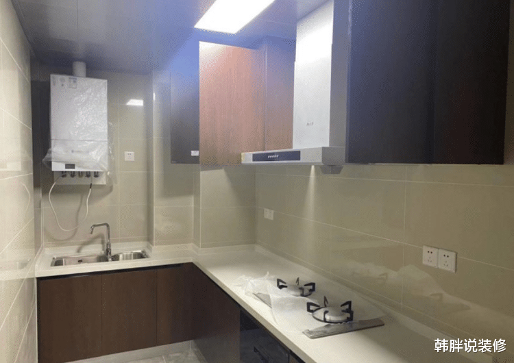 「」120㎡三居室,全屋木地板配白墙,这样普普通通的简装12万贵吗?