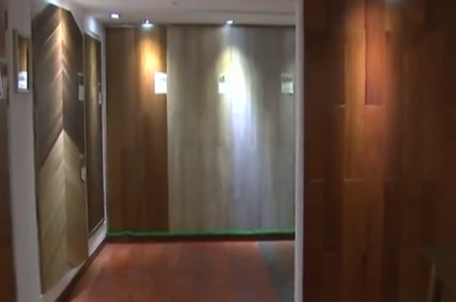 |花7万多买的地板变“瓦片状”,吴先生找到商家,对方反说遭恐吓