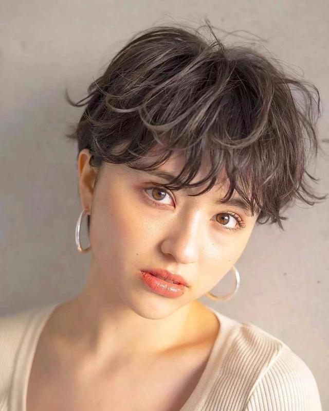 短发|为什么有人剪短发洋气有的却像大妈？原因有3点，女明星也躲不过