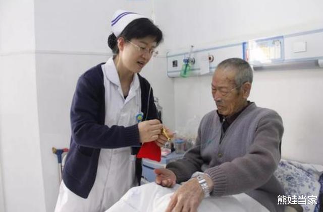 熊娃当家|“活太久就是害人”，90岁老人的一番话，戳中无数家庭的隐痛