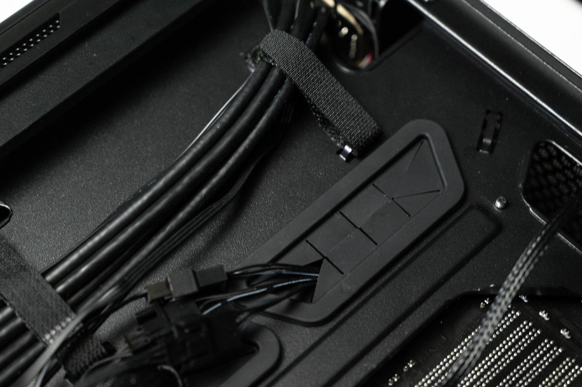 VR|微星氪金枪新品，MPG GUNGNIR 110R中塔机箱