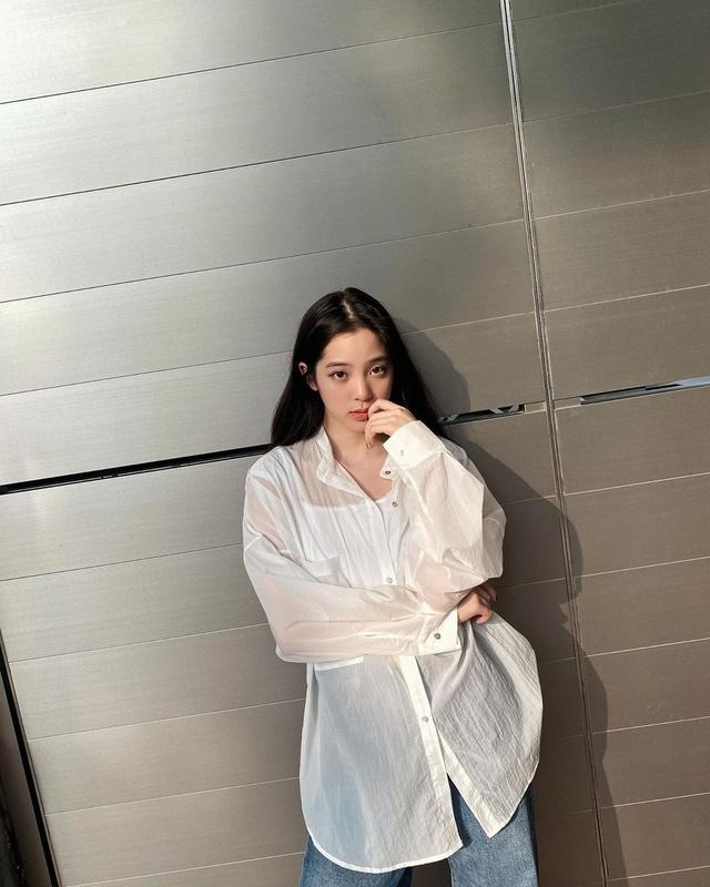 穿衣搭配：《拜托了冰箱》的小吃货娜比，小熊毛衣搭配复古丝巾发带，甜美精致的元气女孩！