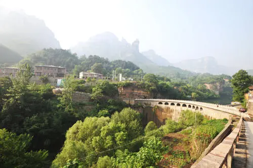 挂壁公路|太行山深处有一个很隐蔽的村庄，这里的挂壁公路比郭亮村还惊险