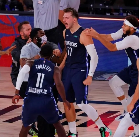 科怀·伦纳德|被东契奇绝杀后，为何伦纳德不等队友，黑着脸直接退场？