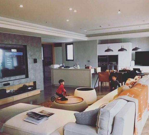 陈建州|参观范玮琪和陈建州的家，家里儿童床是圆形的，床的三面都是墙壁