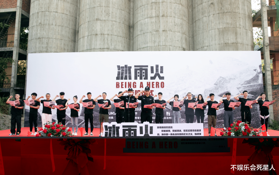 【王一博】王一博新剧《冰雨火》开机,与陈晓站在一起,仪态却不太大方