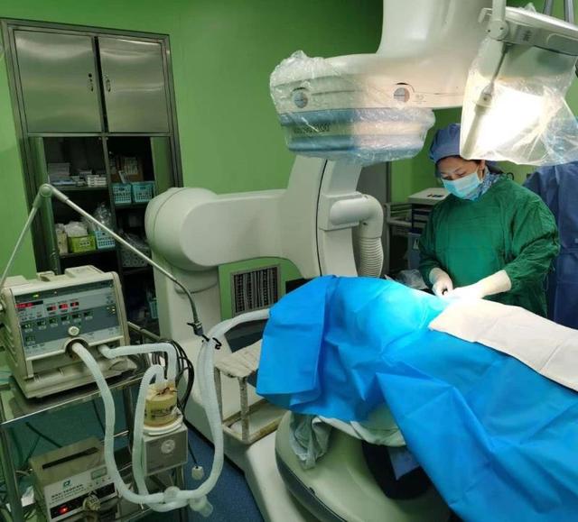 千山晚报|心脏起搏器电量耗尽 九旬任性老太险丢命