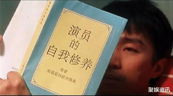 [周星驰]周星驰眼光真毒，那个电车上的“斯文败类”，才是真正的大神！