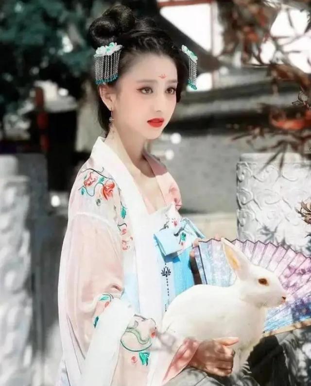 佟丽娅|佟丽娅网购被认出,客服:丫丫是你吗?佟丽娅回答让人笑翻